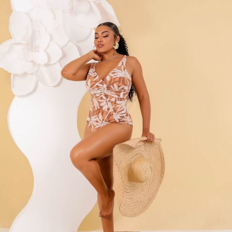 Maiô Tropical Bronze – Estampa Folhagem com Decote Transpassado